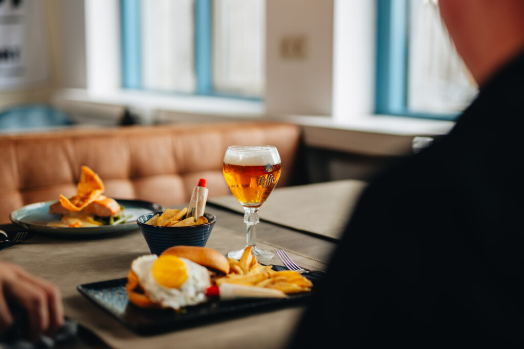 Broodje hamburger met friet als diner