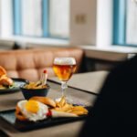 Broodje hamburger met friet als diner